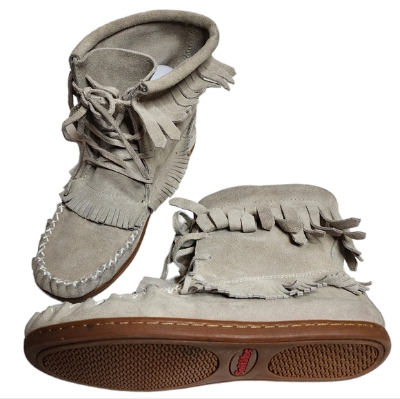 Softmoc grey moccasin fringe booties. - Picture 9 of 17